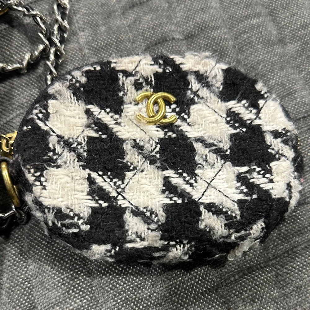 Chanel Black Quilted Leather Pouch with Gold Chain - Picture 3 of 6
